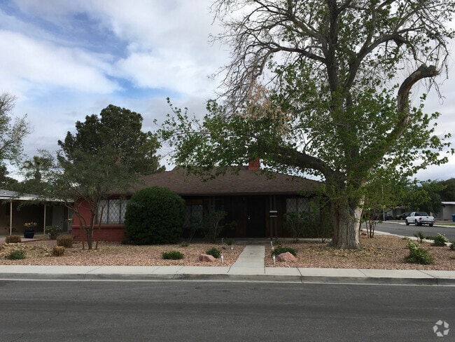 Building Photo - Spacious 3Bed/2Bath, 1-Story Ranch Home lo...