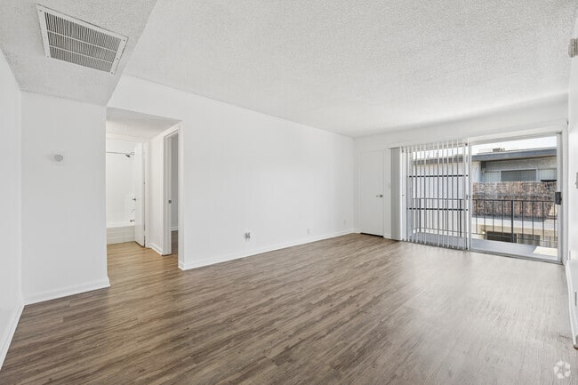 2BR, 2BA - 1200SF - Living Room