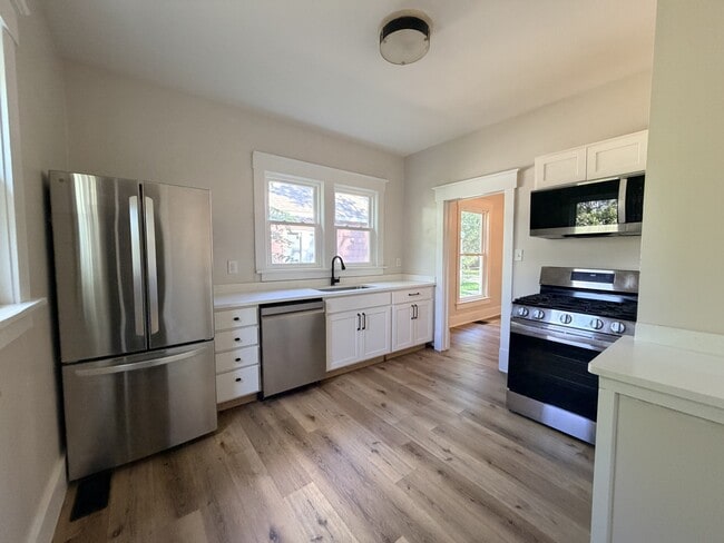 808 E High St