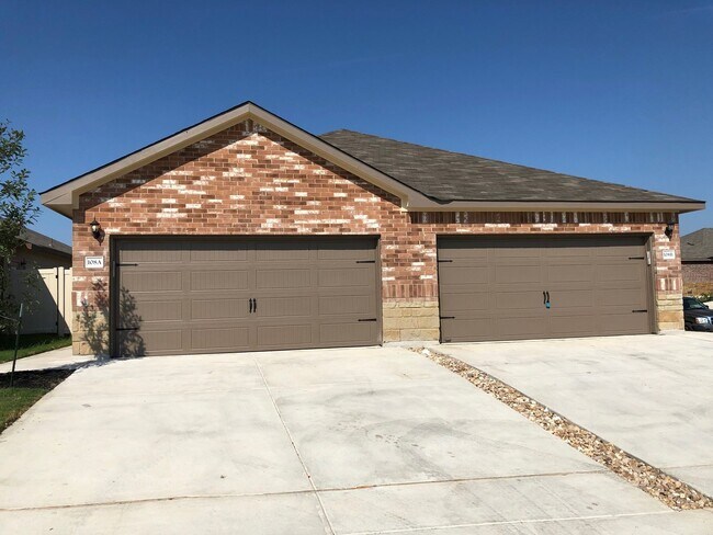 Building Photo - GORGEOUS 3 BEDROOM DUPLEX LOCATED IN BUDA, TEXAS!