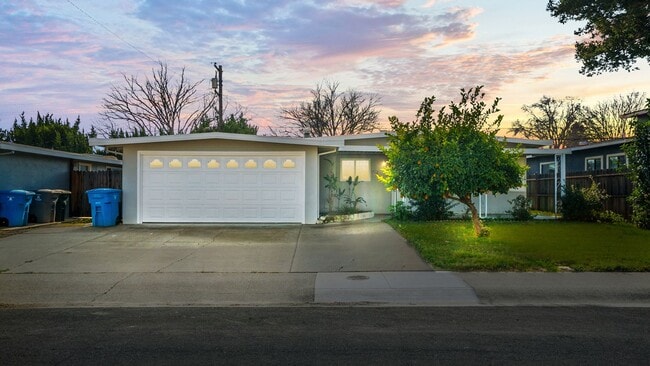 Building Photo - Charming North Vacaville Home-3bed, 2bath