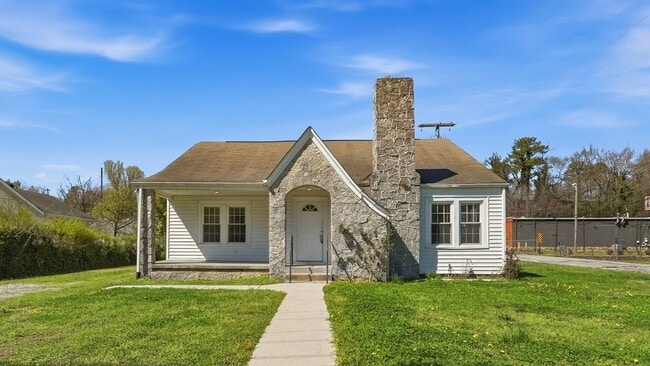 Building Photo - 3 bedroom White Oak home available NOW!