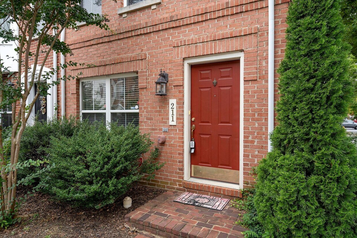 COMING SOON - Great 4 level end unit TH in... - COMING SOON - Great 4 level end unit TH in...