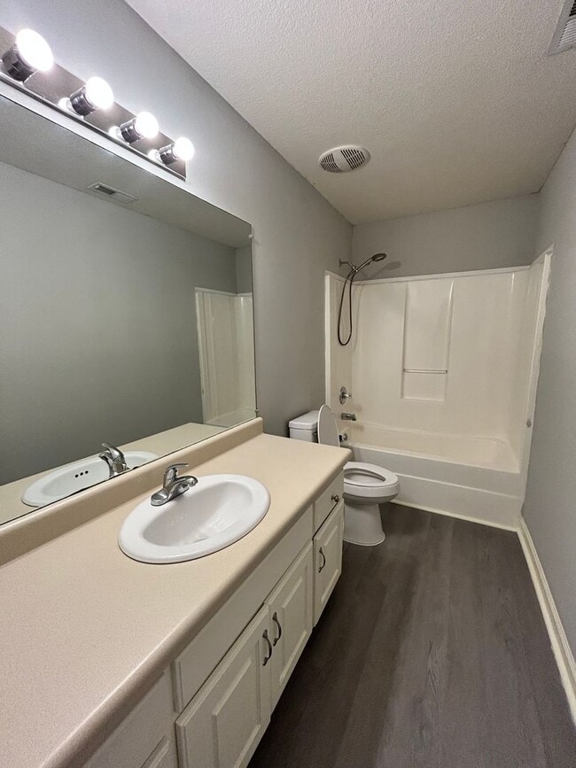 Photo - Charming 2 Bed, 1 Bath, 1 Car Garage, Covered Patio in Private Neighborhood!