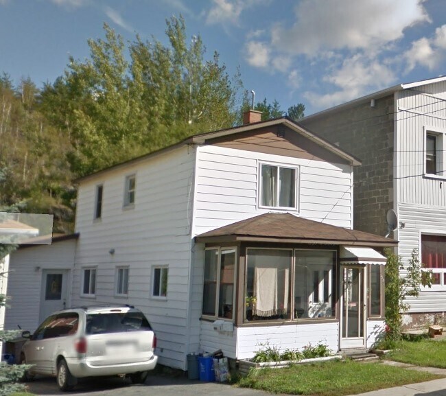 Building Photo - Charming 1 Bed / 1 Bath Main Floor Unit 1