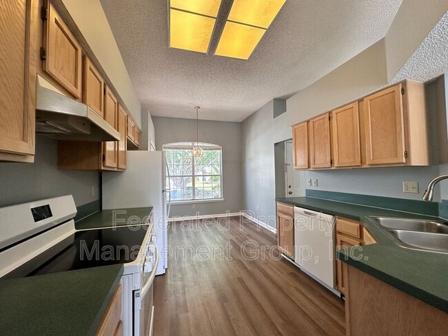 Photo - 13012 Staffordshire Dr S