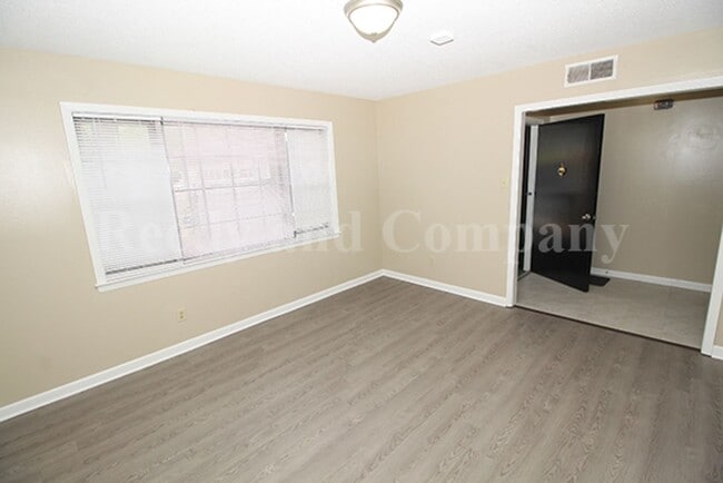 Photo - 5130 Queen Elizabeth Fwy