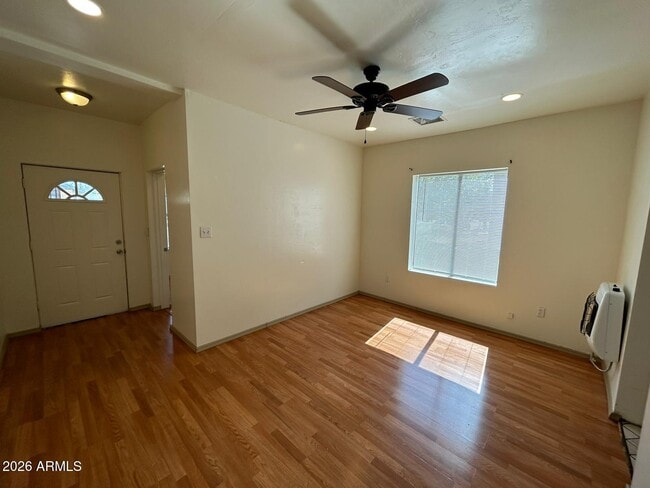 Photo - 1050 E Ave
