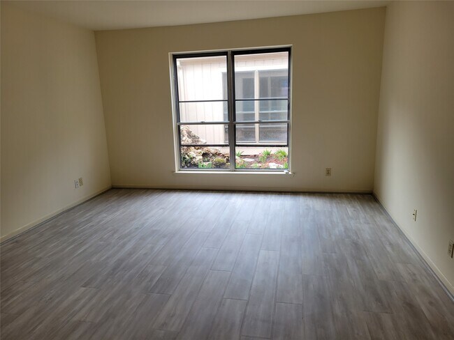 Photo - 406 Fox Briar Ln