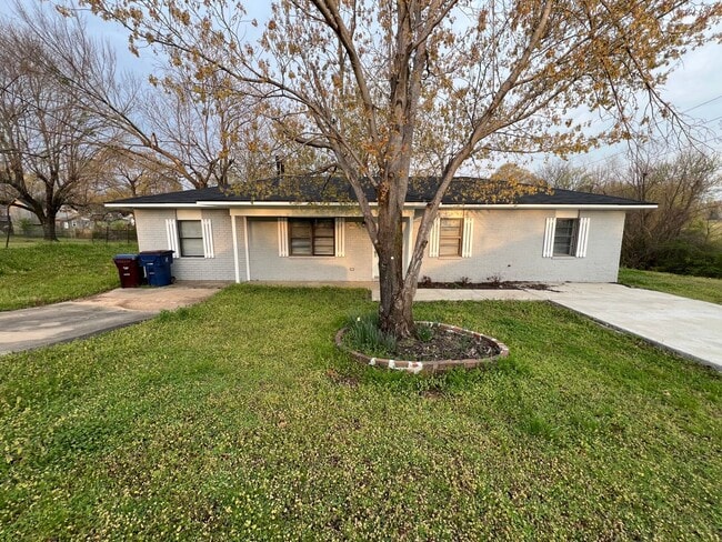 Building Photo - 4 Bed 1.5 Bath House, Total Electric with ...
