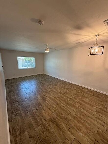 Photo - 2537 E Clarendon Ave Unidad 2