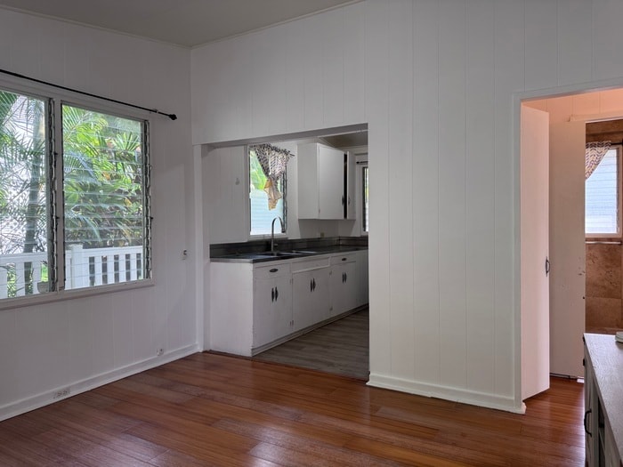 2 Bed/1 Bath/1 Parking - 2 Bed/1 Bath/1 Parking