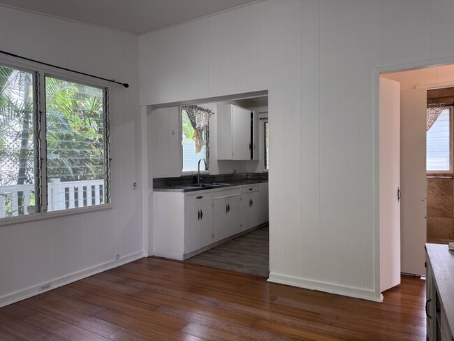 2 Bed/1 Bath/1 Parking - 2 Bed/1 Bath/1 Parking House