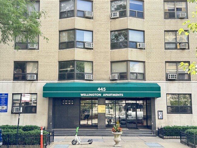 Building Photo - 450 W Wellington Ave Rental