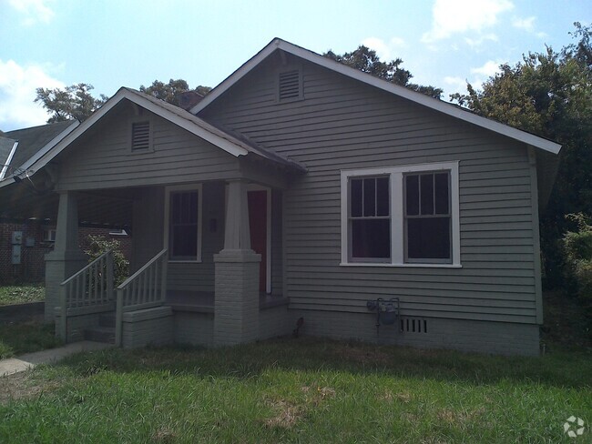 Building Photo - **ON HOLD** 3 Bedroom / 1 Bathroom Home in...