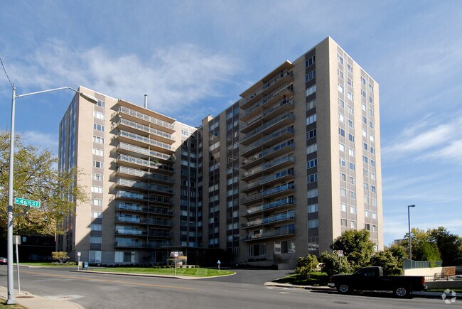 Primary Photo - Parkway Towers