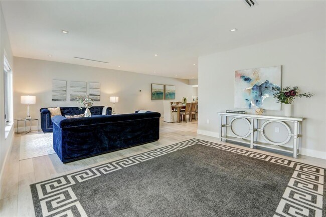 Photo - 555 SW 27th Rd