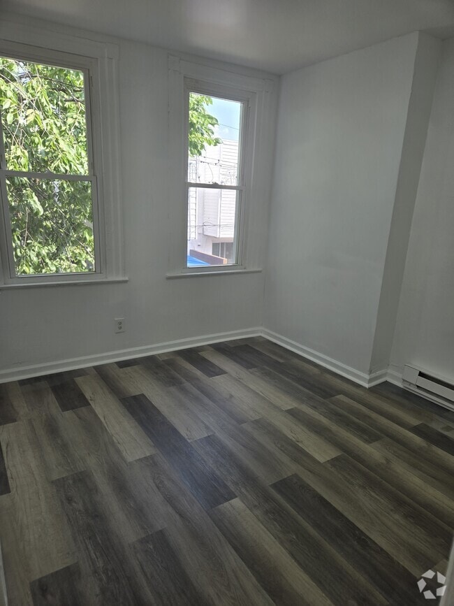 Building Photo - 6330 Regent St Rental