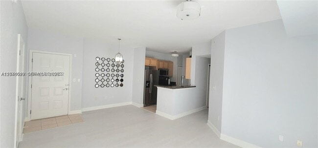 Building Photo - 6001 SW 70th St Unit 215