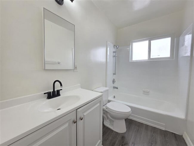 Photo - 439 S Catalina St