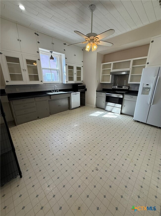 Photo - 619 E Donegan St