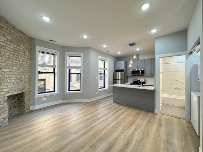 Building Photo - 442 W Belden Ave Unit A04C Rental