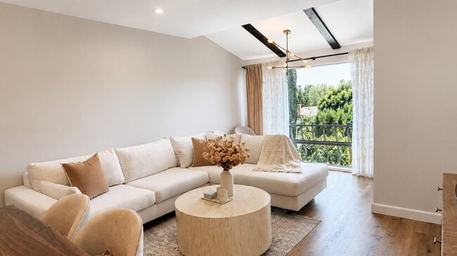 Photo - 12720 Burbank Blvd Unidad 305