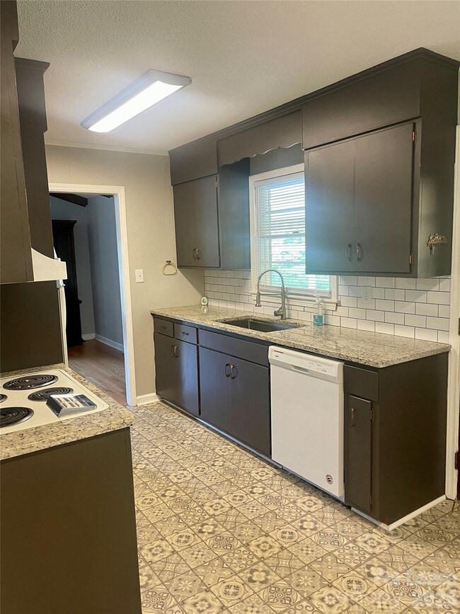 Photo - 402 E L St