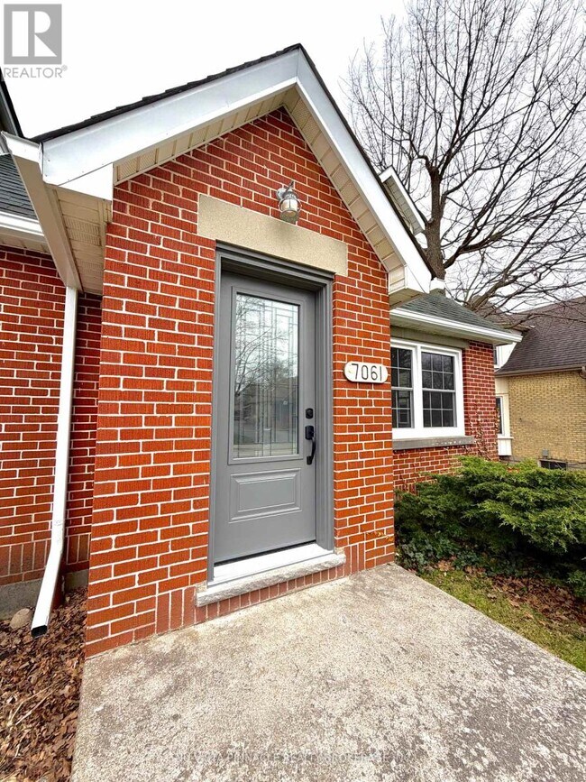 Photo - 7061 Longwoods Rd