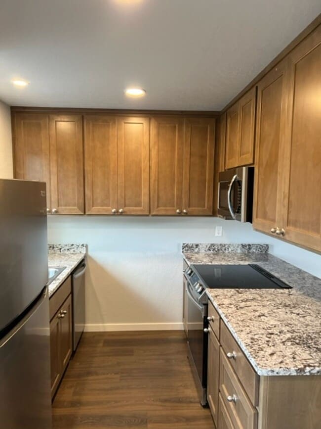 Photo - 2 BEDROOM/ 2 LEVELS TOWNHOME (Down the hill in front of Taco Bell in Phoenix Oregon)