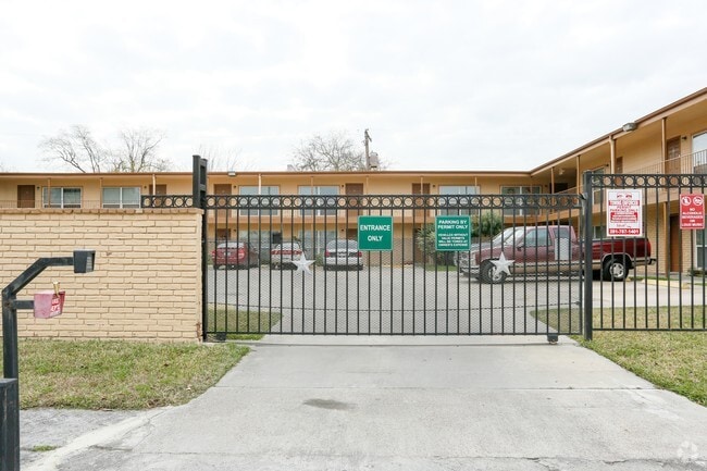 Photo - Los Pinos Apartments