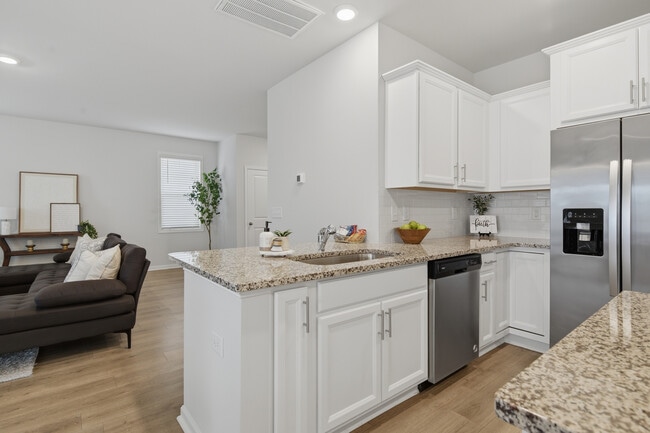 Kitchen - 331 Brentmoor Dr