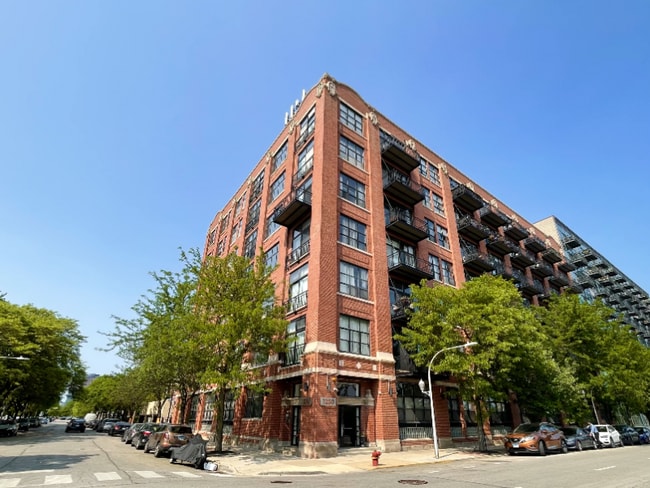 1250 W Van Buren St Unit 605  
