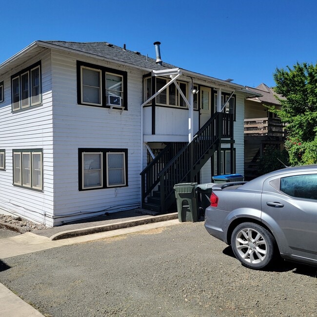 Photo - 721 SE Kane St