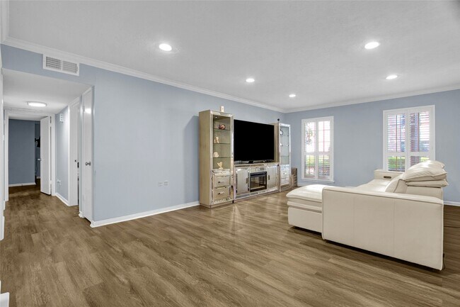 Building Photo - 351 N Post Oak Ln Unit True