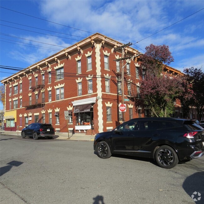 Building Photo - 975 McLean Ave Unit 2-R,2-S,3-R,3-S Rental