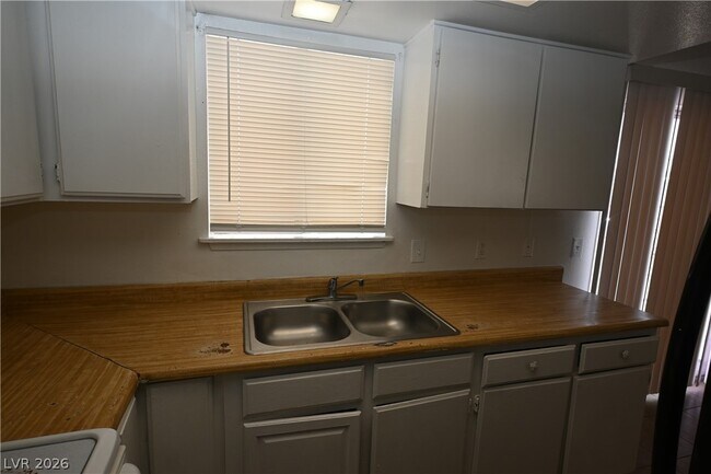 Photo - 2301 Stewart Ave Unidad A