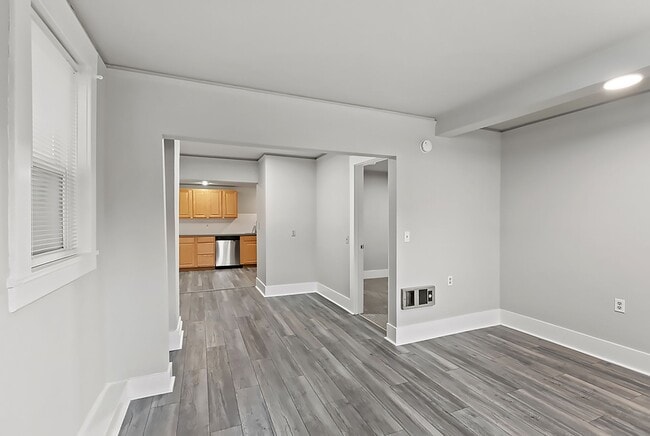 Photo - Farrah Apartments: Leasing Specials! 1 & 2...