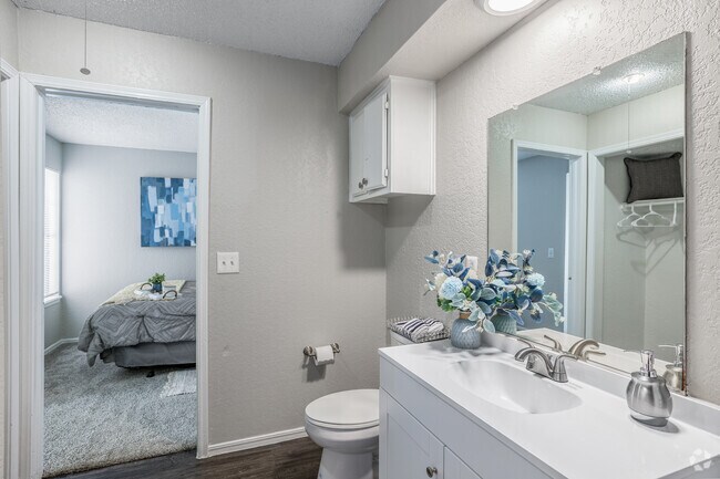 1BR, 1BA - 500SF - Bathroom
