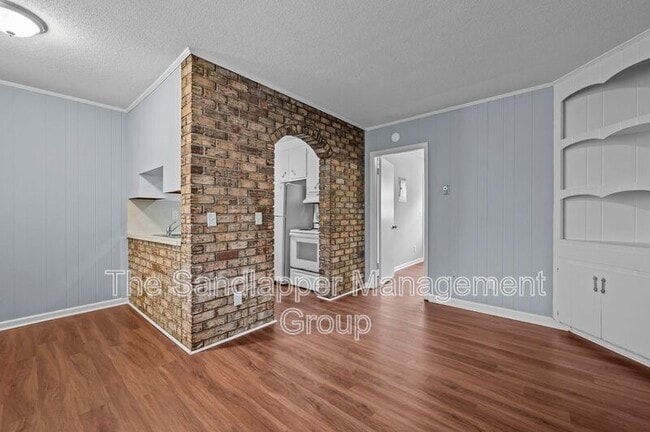 Building Photo - 1215 Mosstree Rd Unit 25