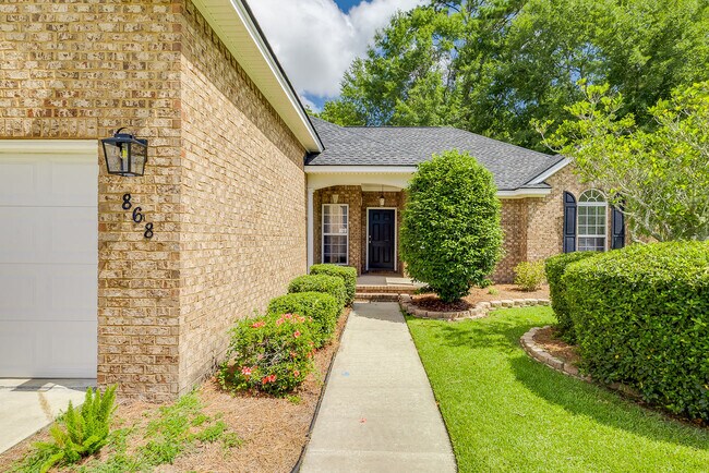 Photo - 868 Young Way