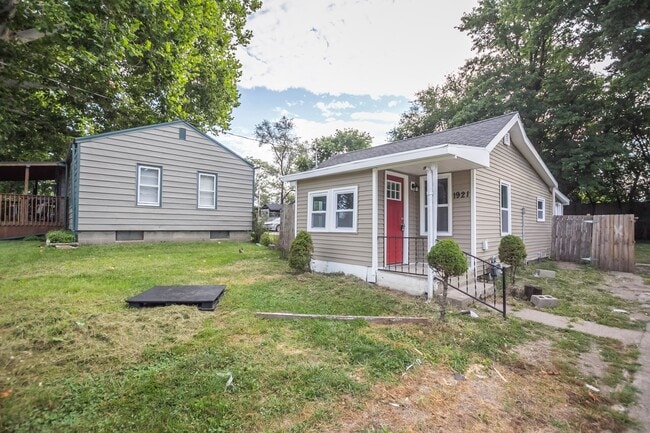 Update 1 bedroom Home with Fenced in Yard - Update 1 bedroom Home with Fenced in Yard