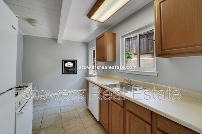 2073 Overhill Rd