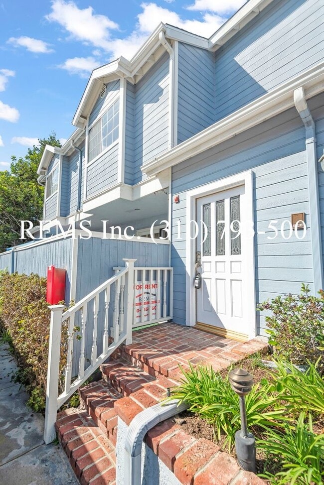 Photo - Spacious Townhome with Garage & Laundry in Great Location