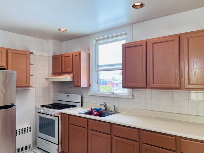Building Photo - 55 John St Unit 2 Rental