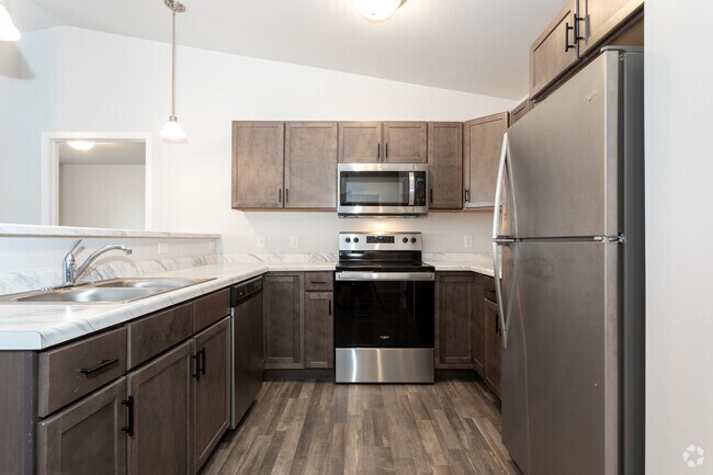 2BR, 2BA - 935SF