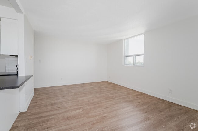 2BR, 1BA - 935SF - Living Room