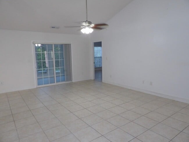 5040 Capulet Cir