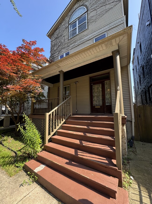 Building Photo - 1843 W Waveland Ave Unit 2
