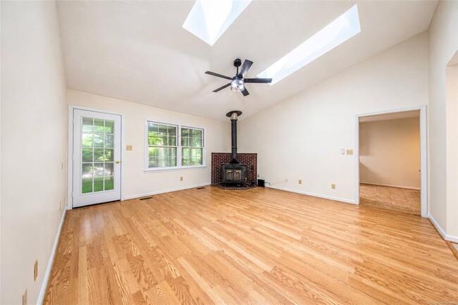 Photo - 100 Penn Dr